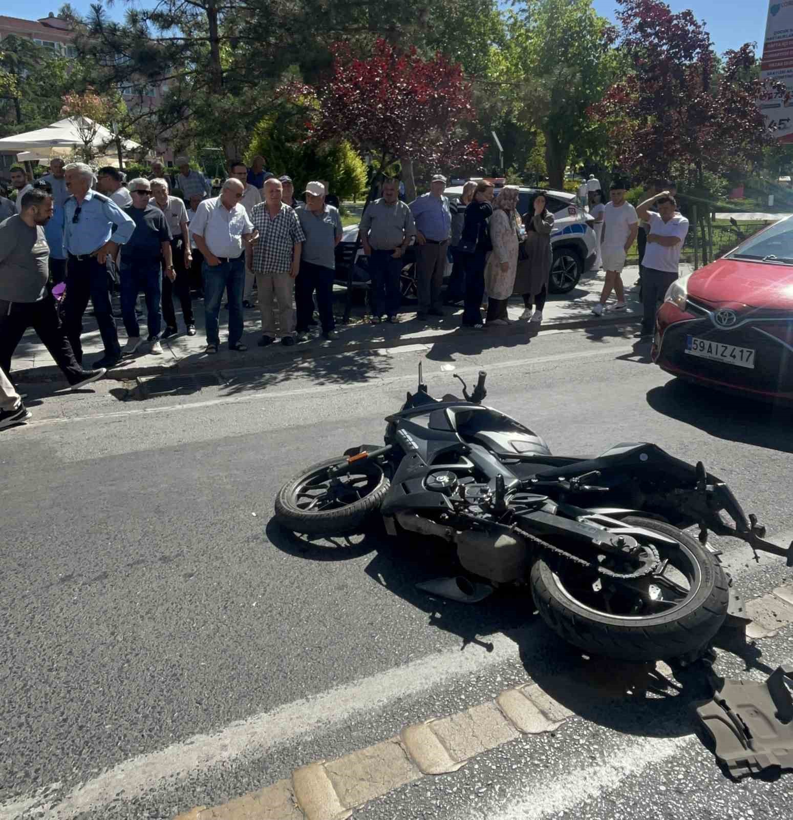 iki seridin arasina daldi iki araca carpti feci kaza kamerada 1 gQHWnLbi