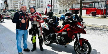 iki-teker-uzerinde-binlerce-kilometre-katettiler-mubarek-topraklarda-umre-yaptilar-dyzXZCqE.jpg
