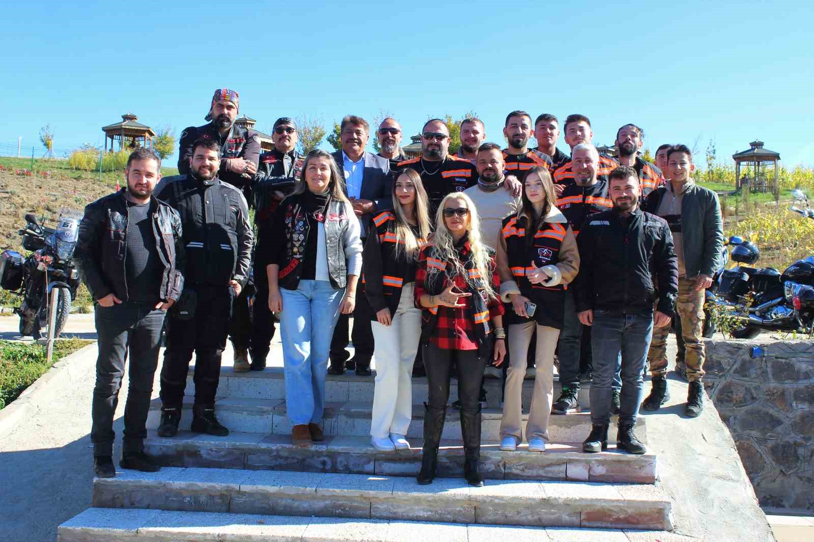 iki teker uzerinde yolculuk yapan motosiklet tutkunlari kentin farkli noktalarini tanitiyor 3 jeElRJIY