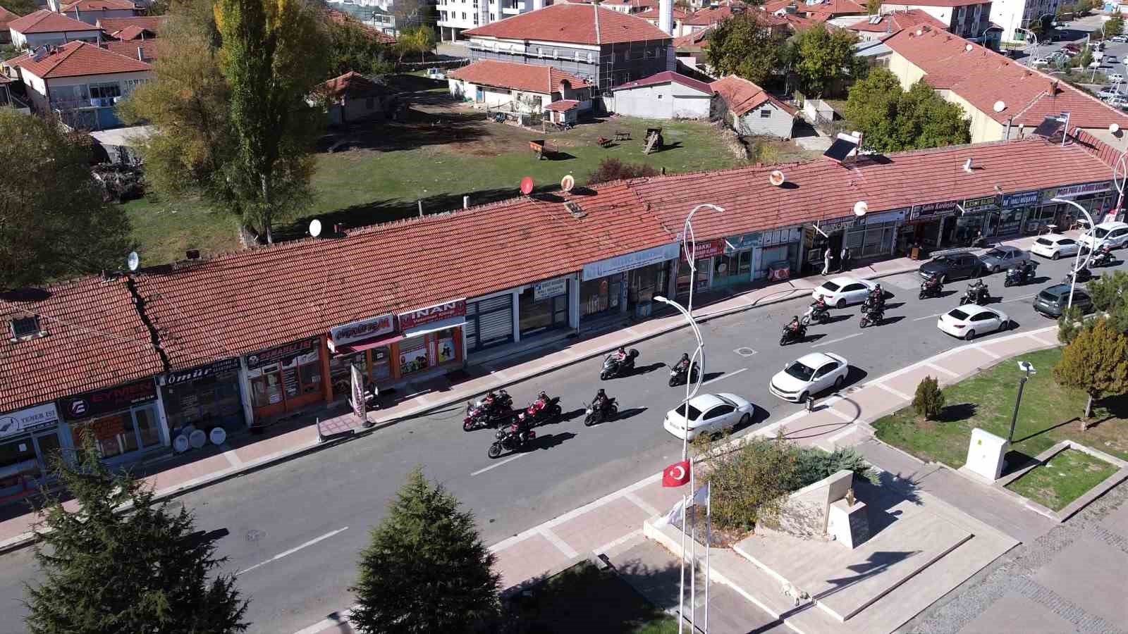 iki teker uzerinde yolculuk yapan motosiklet tutkunlari kentin farkli noktalarini tanitiyor 4 4hcB9ZGV