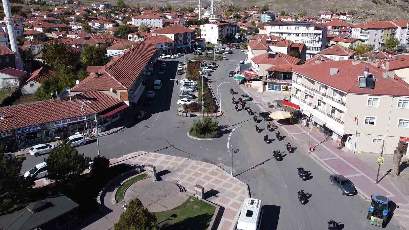 iki teker uzerinde yolculuk yapan motosiklet tutkunlari kentin farkli noktalarini tanitiyor 5 YU6A2DpT