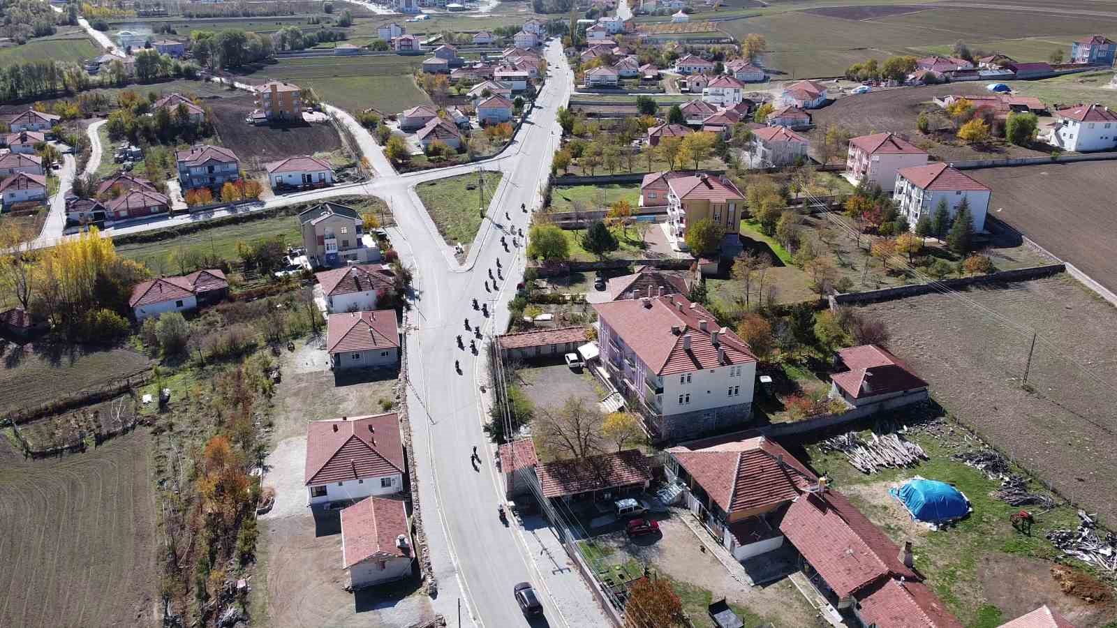 iki teker uzerinde yolculuk yapan motosiklet tutkunlari kentin farkli noktalarini tanitiyor 6 eDa4W149