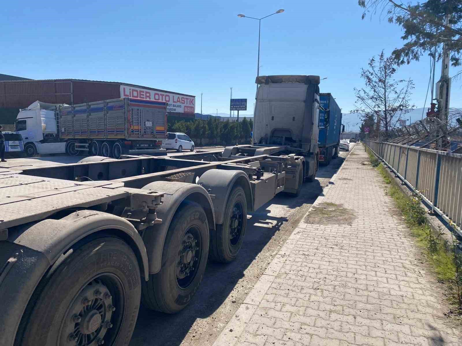 iki tirin arasinda feci olum 1 iN17zTrp