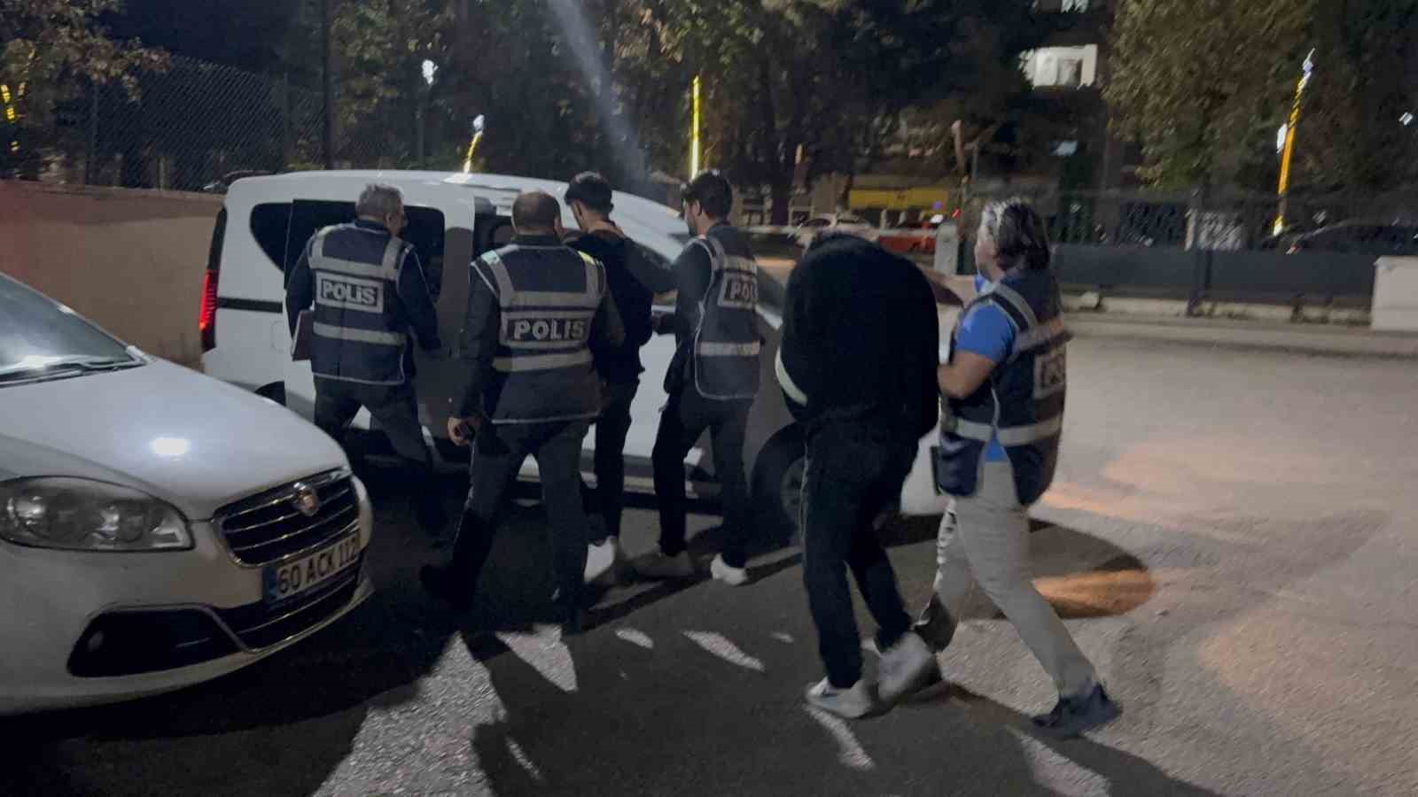 İki vatandaşı 1 milyon 800 bin TL dolandırdılar, polisin takibiyle yakalandılar 5 iki vatandasi 1 milyon 800 bin tl dolandirdilar polisin takibiyle yakalandilar 1 PdaCZXJ5
