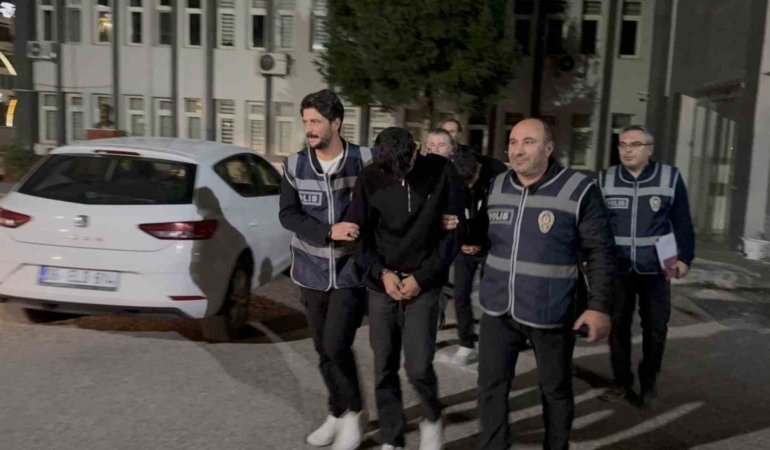 iki-vatandasi-1-milyon-800-bin-tl-dolandirdilar-polisin-takibiyle-yakalandilar-AxZRPexa.jpg