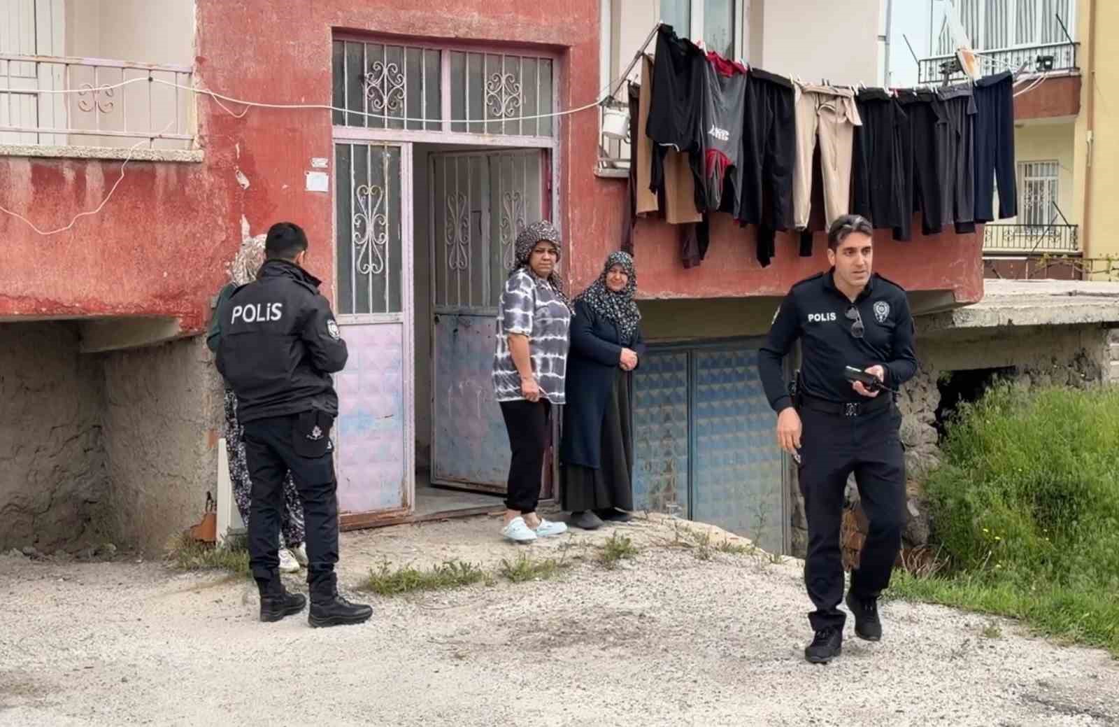 iki yasindaki cocuk oynadigi 2 kattaki balkondan dustu 2 JFcBiGsB
