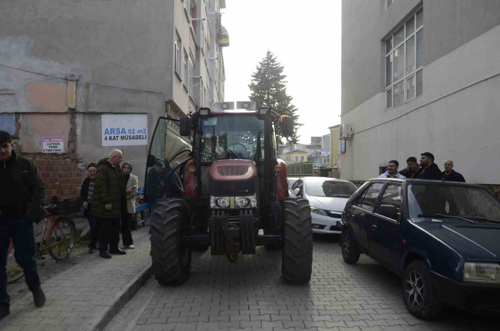 iki yildir cozum bulamadi traktoruyle bafra belediyesi onune dayandi 1