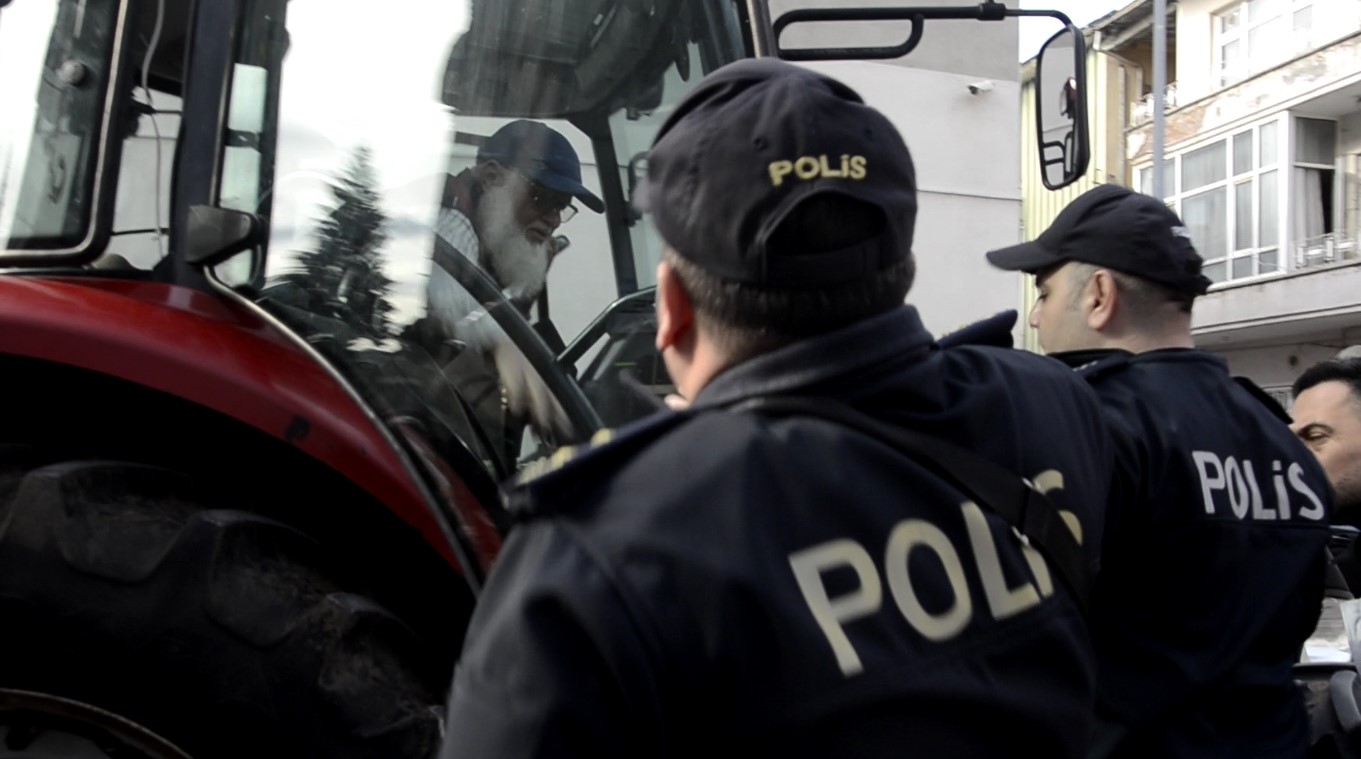 iki yildir cozum bulamadi traktoruyle bafra belediyesi onune dayandi 2 cfUgW8KE