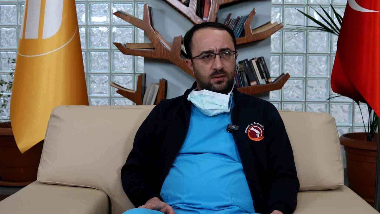 İkinci depreme ameliyatta yakalanıp, hekimlerin sedyeye sarılarak koruduğu Kenan Karadağ o anları anlattı 5 ikinci depreme ameliyatta yakalanip hekimlerin sedyeye sarilarak korudugu kenan karadag o anlari anlatti 1 UcOBvpAS