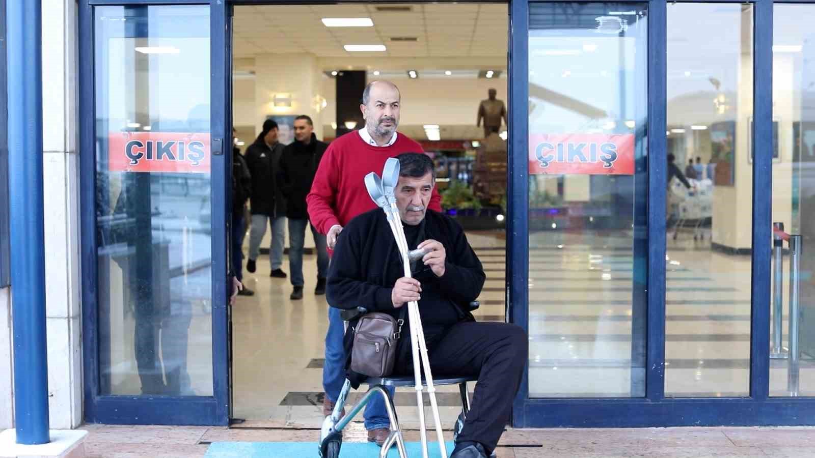 İkinci depreme ameliyatta yakalanıp, hekimlerin sedyeye sarılarak koruduğu Kenan Karadağ o anları anlattı 7 ikinci depreme ameliyatta yakalanip hekimlerin sedyeye sarilarak korudugu kenan karadag o anlari anlatti 3 2SQiUAWv