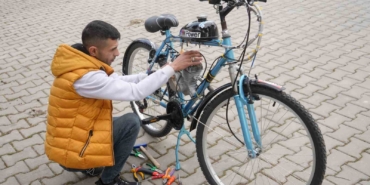 ikinci-el-bisiklet-satin-aldi-topladigi-malzemelerle-mobilete-cevirdi-UOWSj1ek.jpg
