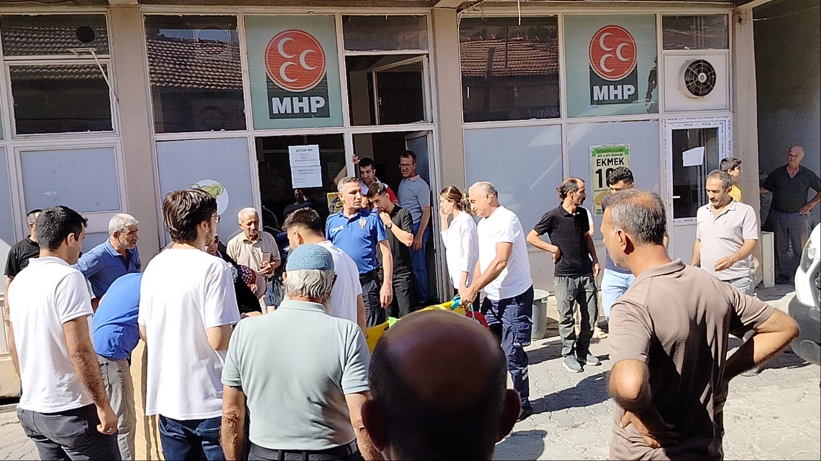 ikinci kattan dusen 4 yasindaki cocuk icin vatandaslar seferber oldu gunese karsi siper olusturdular pSXcU5VY