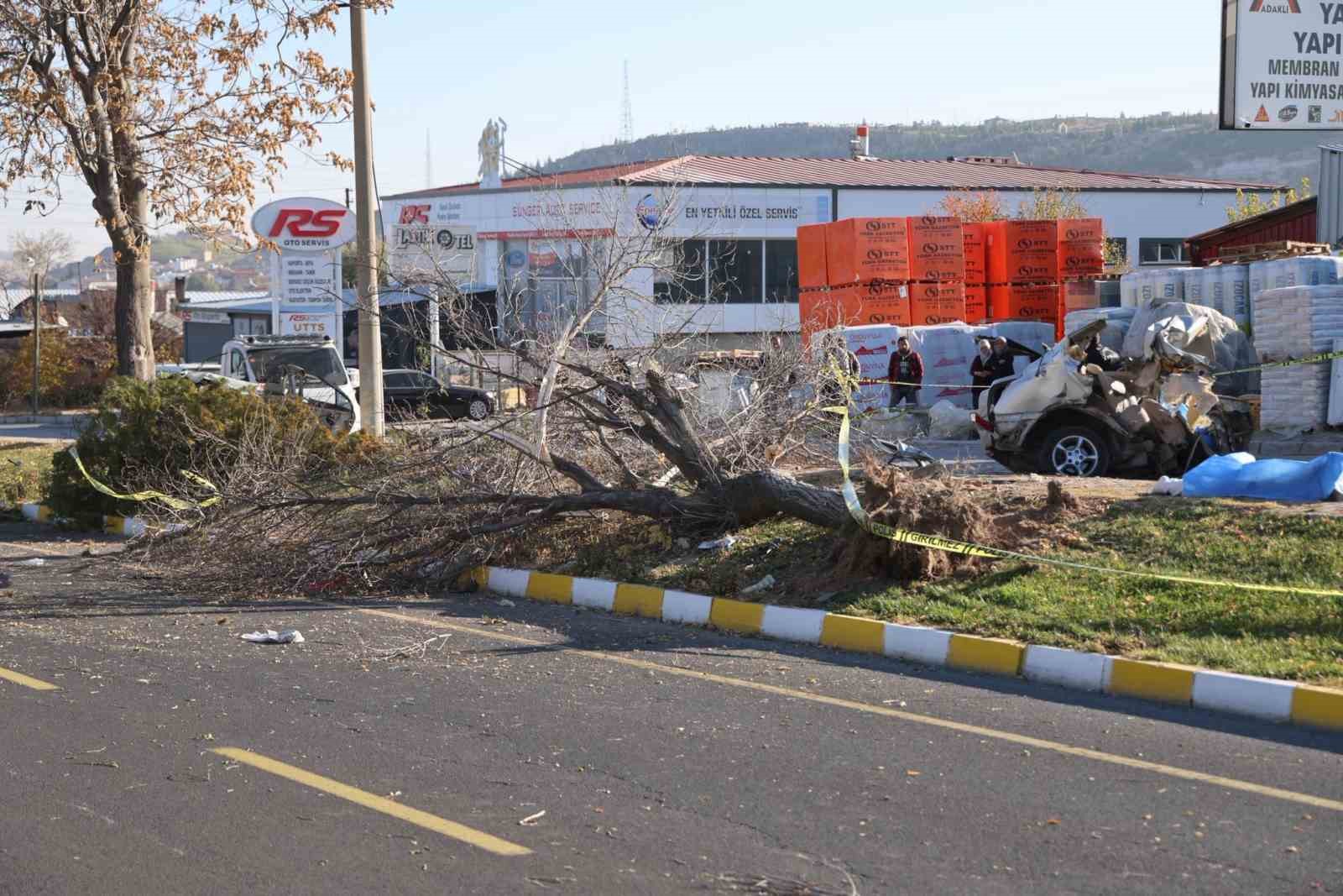 ikiye bolunen otomobil genc arkadaslara mezar oldu 0 QEI7SiT2