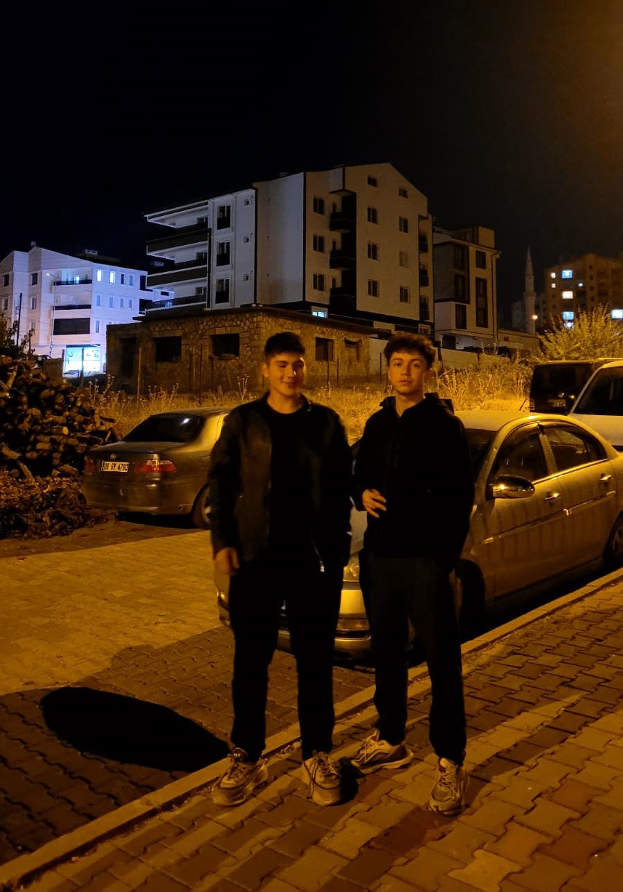 ikiye bolunen otomobil genc arkadaslara mezar oldu 1 pw8Qipgk