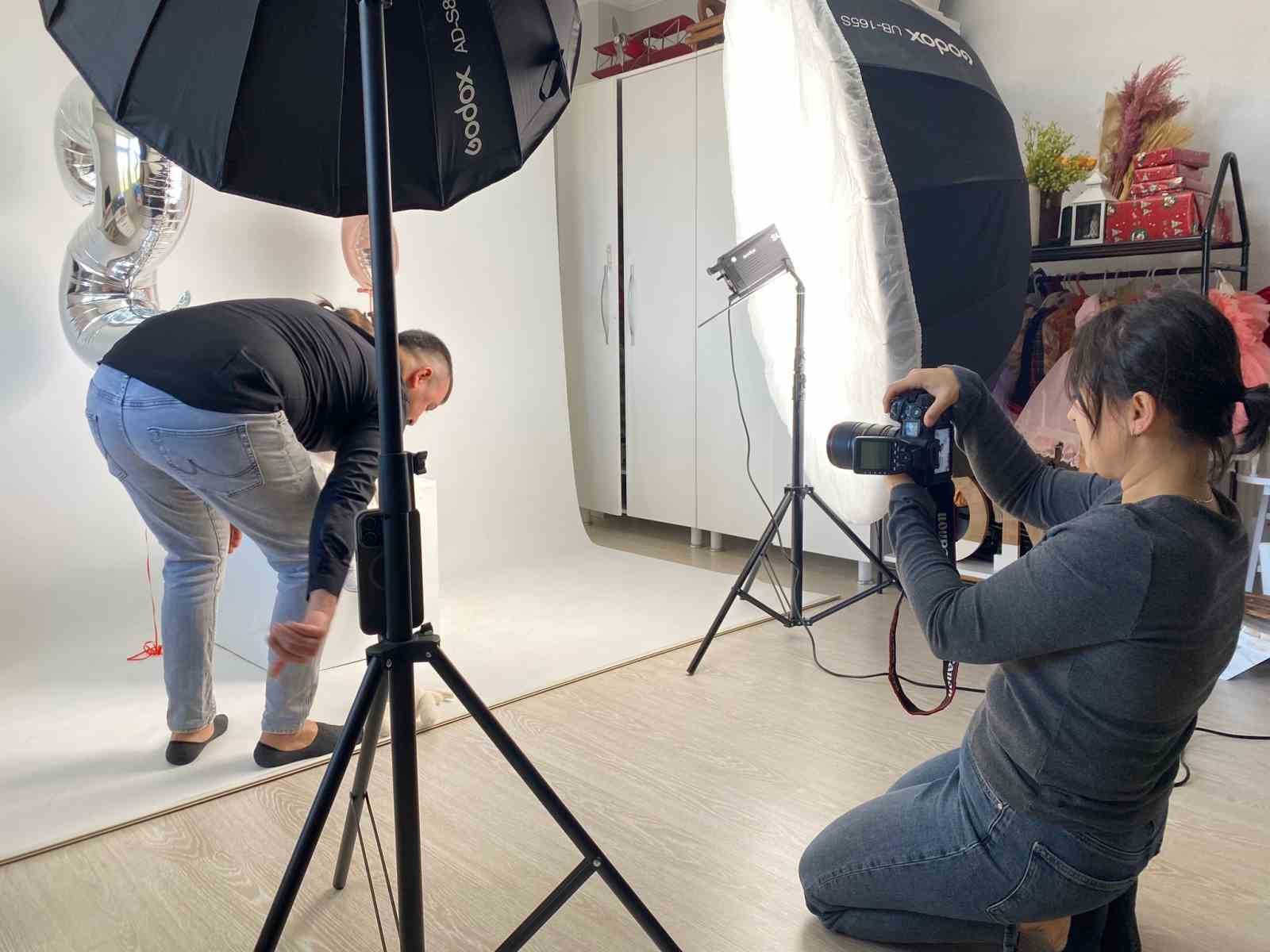 İkiz bebeklerinin fotoğraflarını çekerek başladı, evinin bir odasını stüdyoya çevirdi 12 ikiz bebeklerinin fotograflarini cekerek basladi evinin bir odasini studyoya cevirdi 8