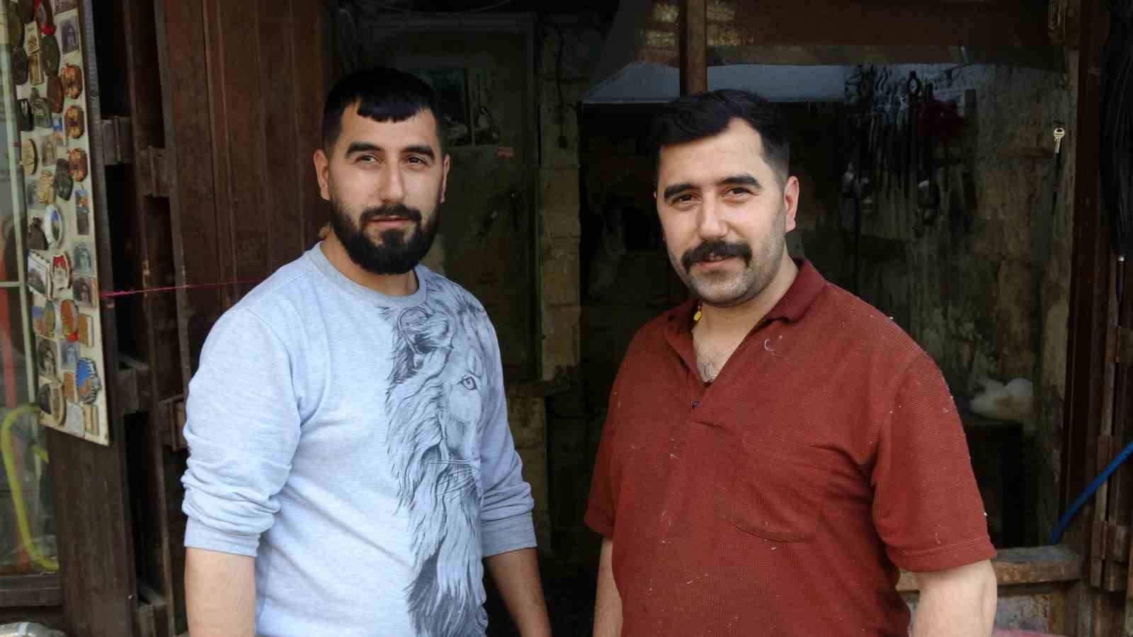 ikiz kardesler baba meslegini yasatiyor 5 zpJ1em1V