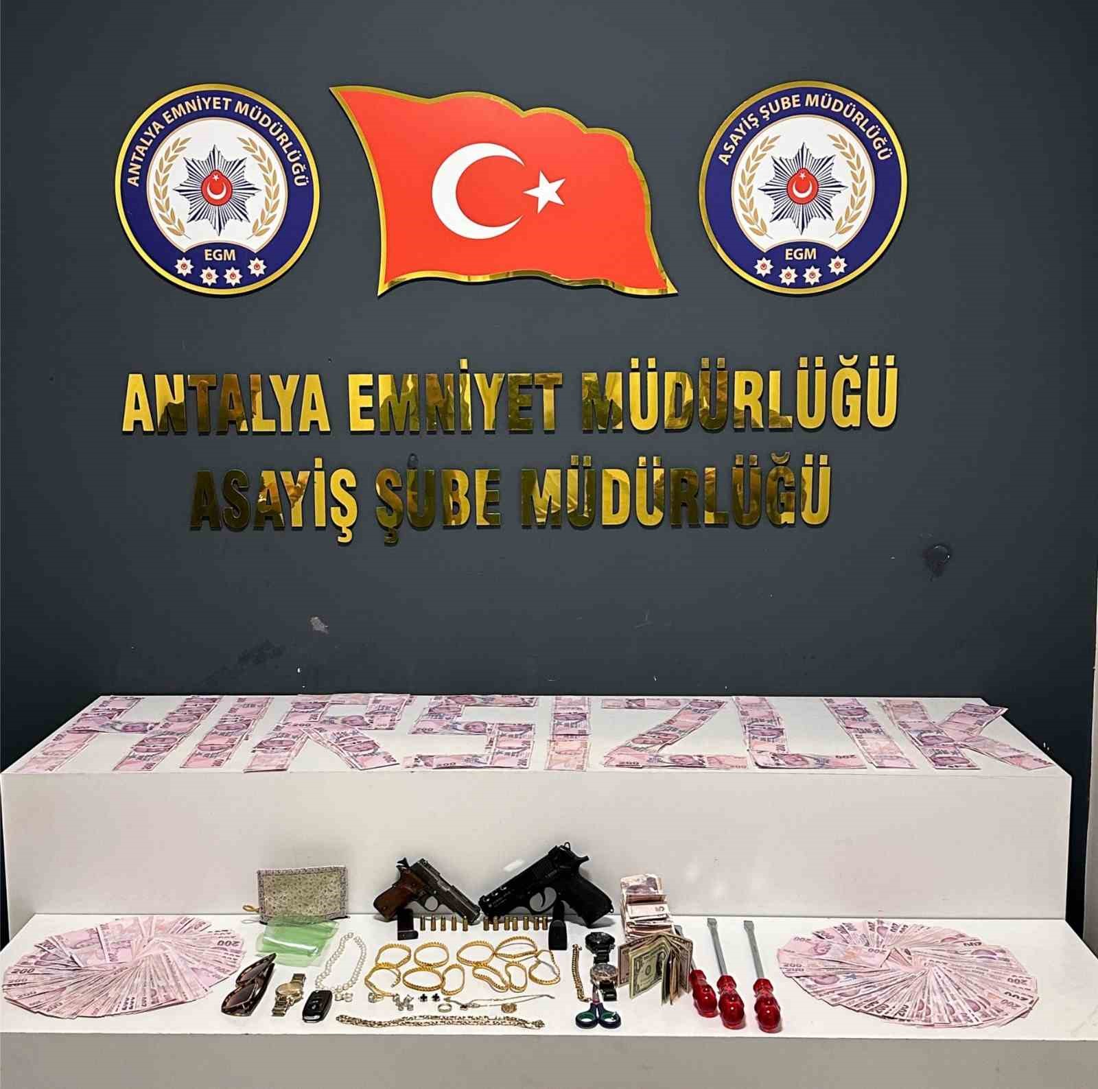 ikiz plakalarla ilceleri gezip evlerden hirsizlik yaptilar 11incisinde yakayi ele verdiler 1 dOusLw22