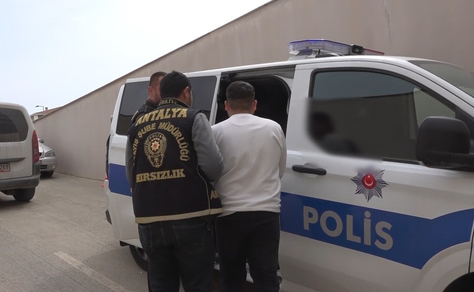 ikiz plakalarla ilceleri gezip evlerden hirsizlik yaptilar 11incisinde yakayi ele verdiler 2 zNtIiXFc