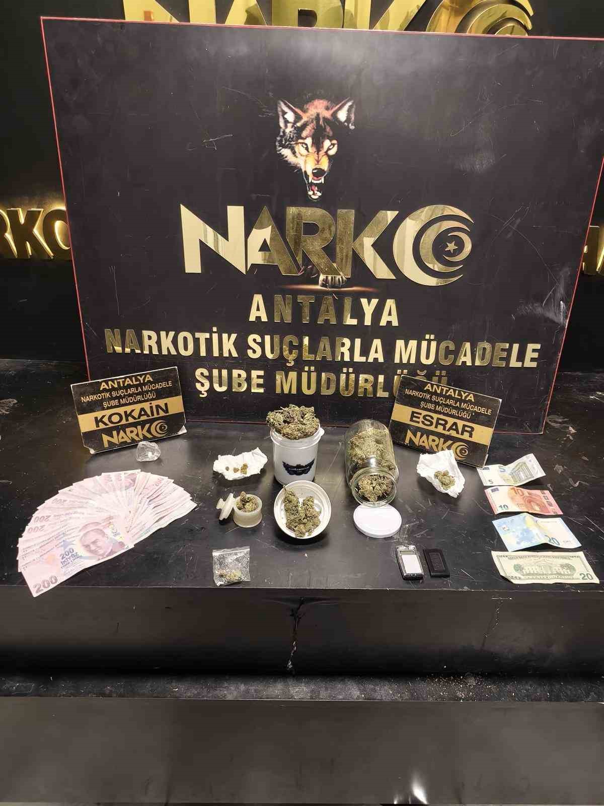 İl emniyet müdürünün yönettiği operasyonda çok miktarda uyuşturucu madde ele geçirildi 21 il emniyet mudurunun yonettigi operasyonda cok miktarda uyusturucu madde ele gecirildi 17