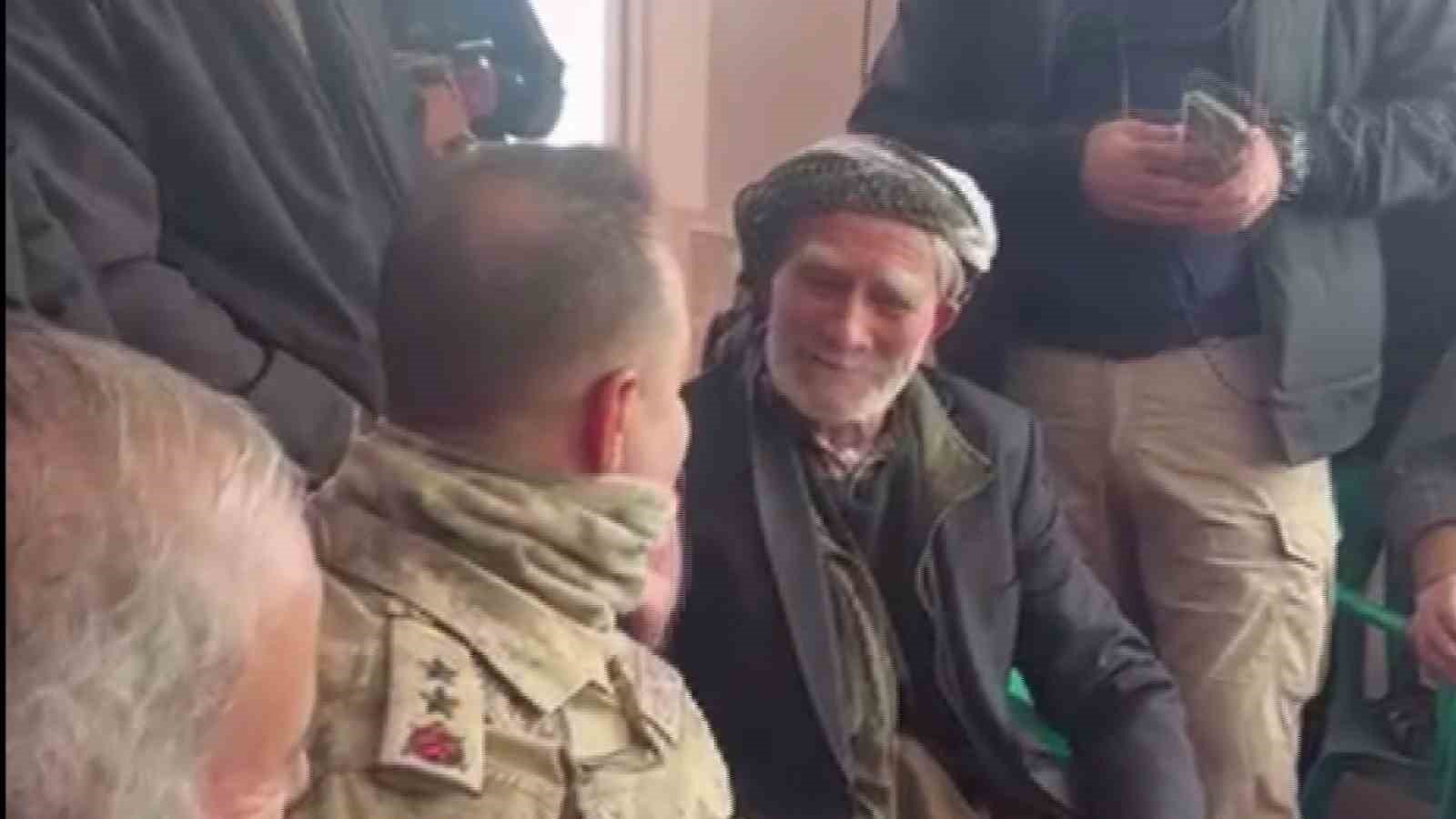 il jandarma komutani parmagindaki yuzugu cikartip hediye etti duygu dolu anlar yasandi 0 JlzQsOGa