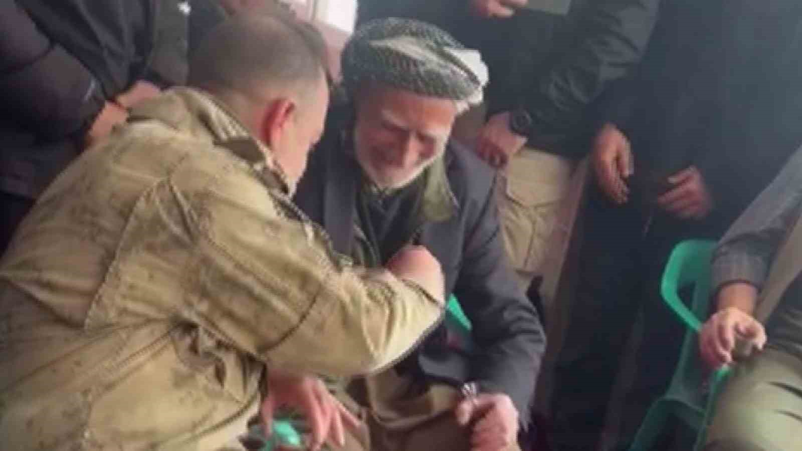 il jandarma komutani parmagindaki yuzugu cikartip hediye etti duygu dolu anlar yasandi 1 LdbeA3dC