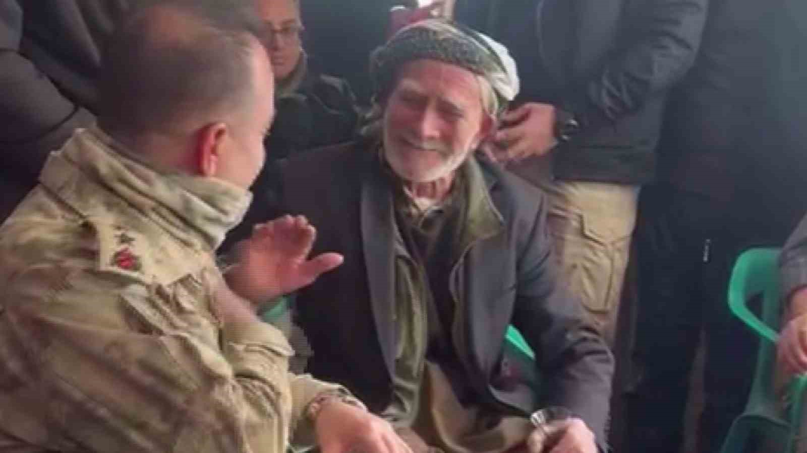 il jandarma komutani parmagindaki yuzugu cikartip hediye etti duygu dolu anlar yasandi 2