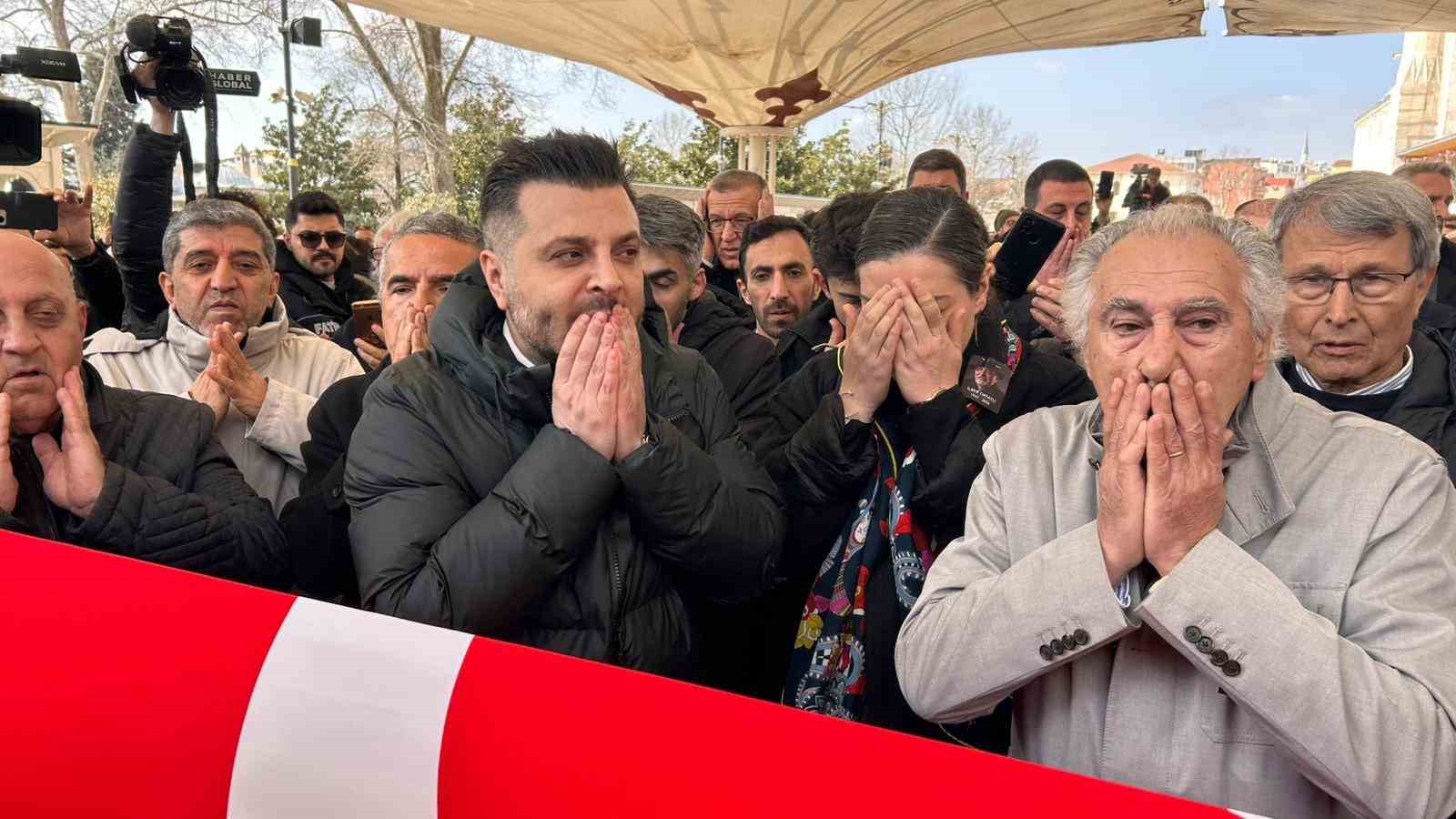 ilber ortayli icin fatih camiinde cenaze toreni duzenleniyor 2 CpyLm82H