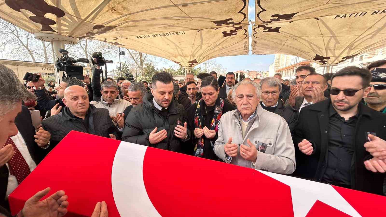 ilber ortayli icin fatih camiinde cenaze toreni duzenleniyor 3 4DGgyhUZ