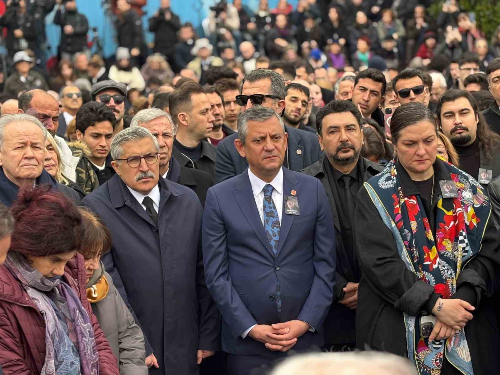 ilber ortayli icin toren duzenleniyor 0 iPVcL7ek