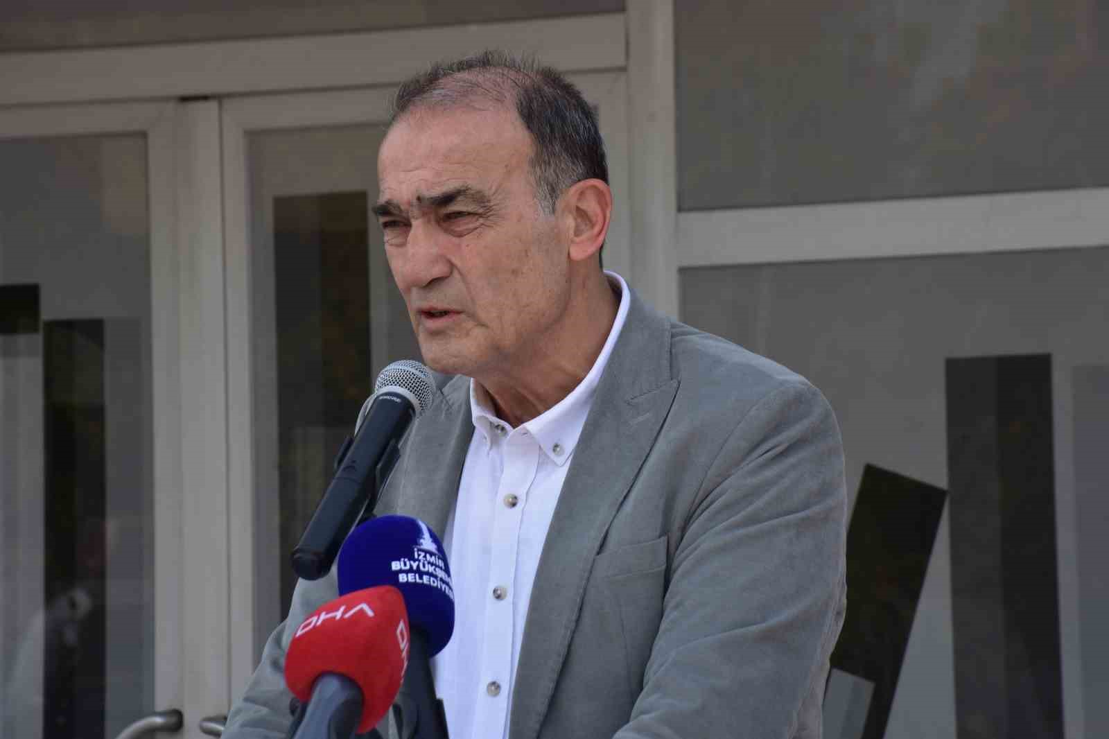 ilber ortayli izmirde adini tasiyan kutuphane onunde anildi 3 7nlbgW4k