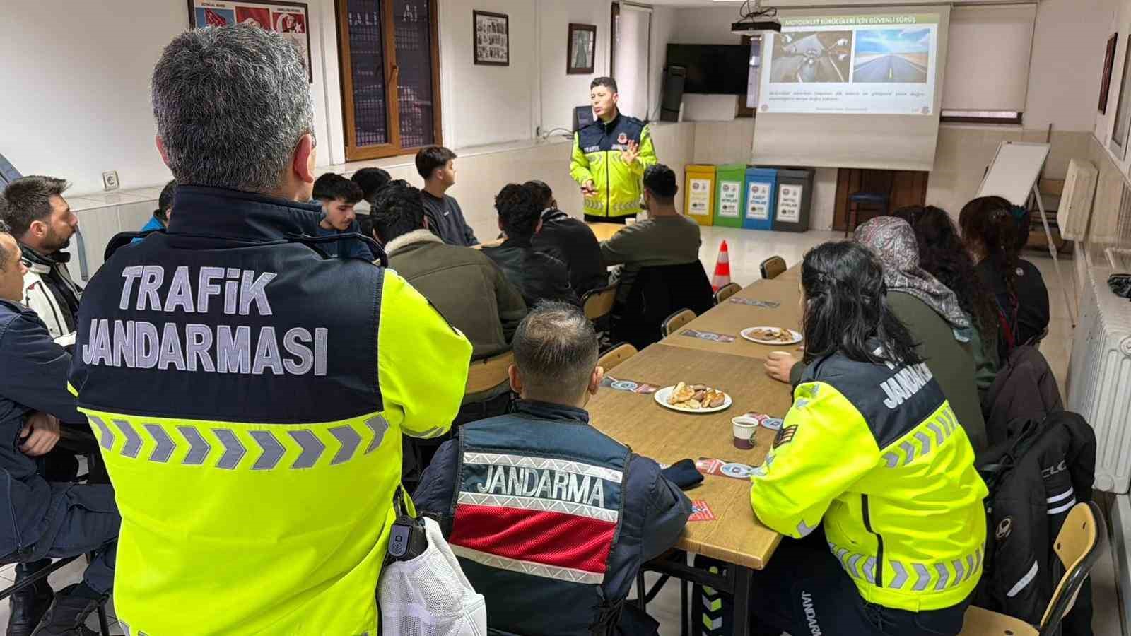 ilcede motosiklet surucusu artinca careyi guvenli surus egitimi vermekte buldular 5