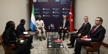 iletisim-baskani-duran-sierra-leone-enformasyon-ve-yurttaslik-egitim-bakani-bah-ile-gorustu-gObEEpSz.jpg