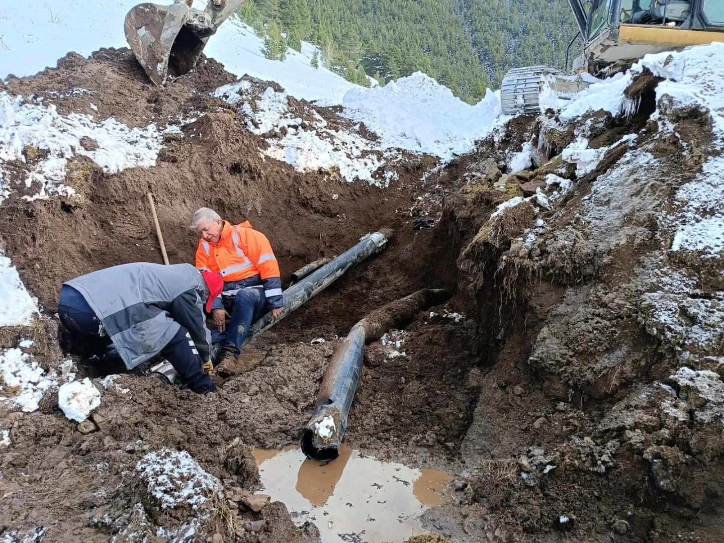ilgar dagi gecidinde tunel calismasinda su borusu patladi 0 EyP9pjnf