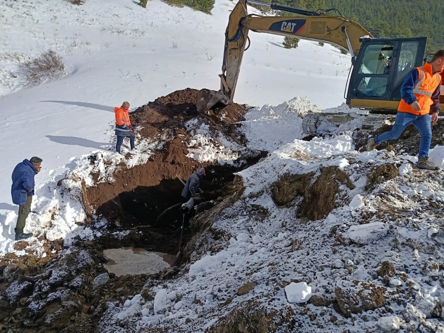 ilgar dagi gecidinde tunel calismasinda su borusu patladi 1 GnizjrpD
