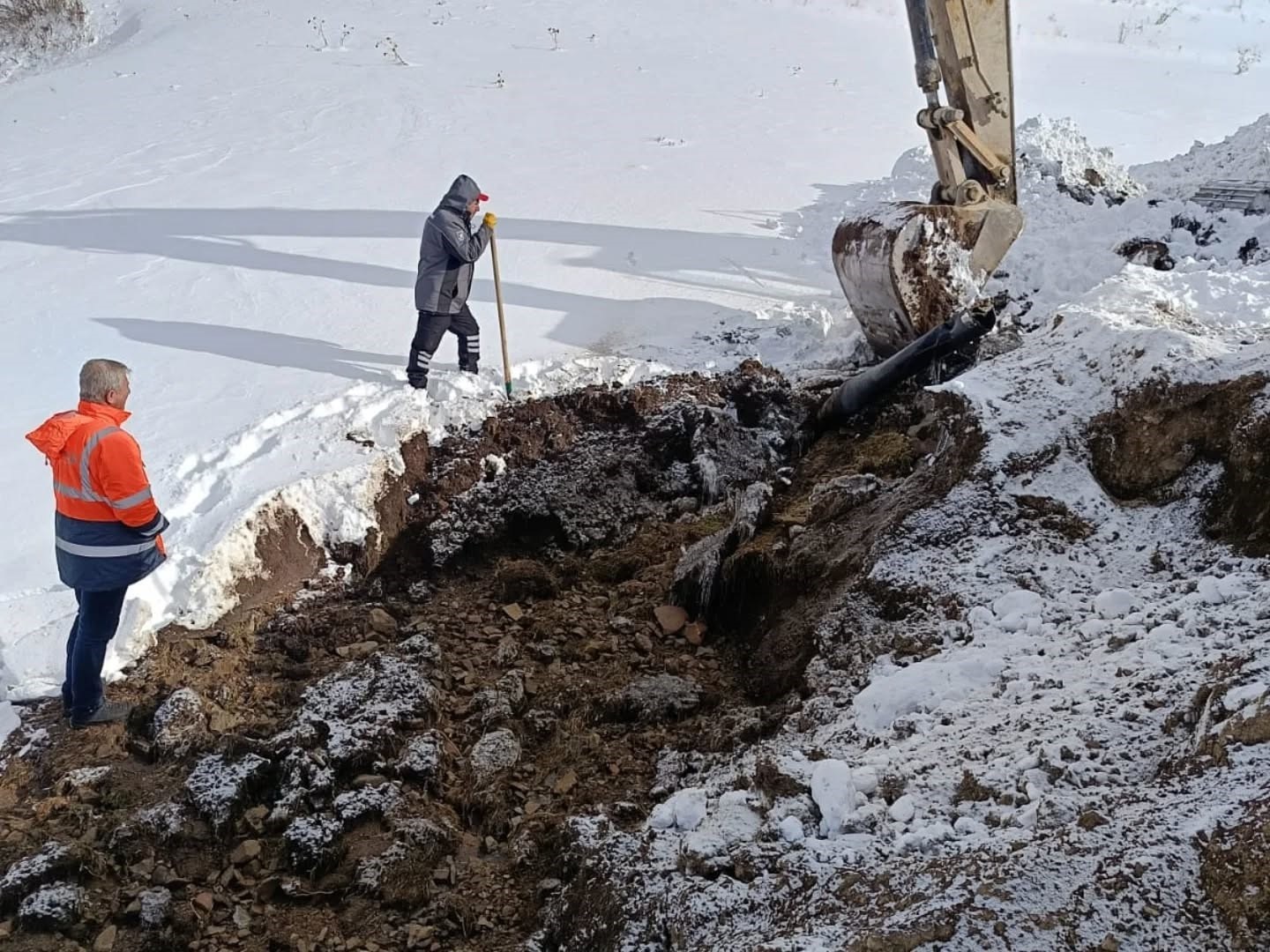 ilgar dagi gecidinde tunel calismasinda su borusu patladi 3