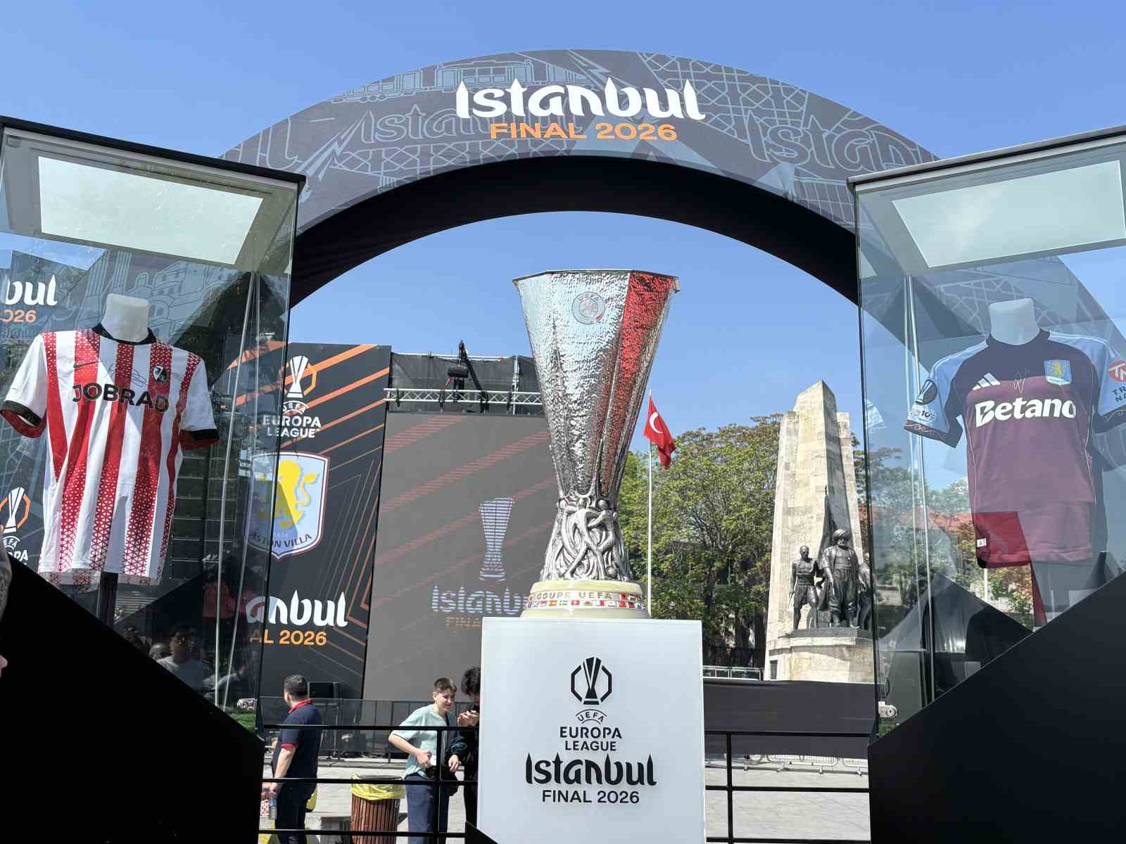 İlhan Mansız, UEFA Avrupa Ligi kupasını Beşiktaş Meydanı’na getirdi 4 ilhan mansiz uefa avrupa ligi kupasini besiktas meydanina getirdi 0 WM3MyJpR