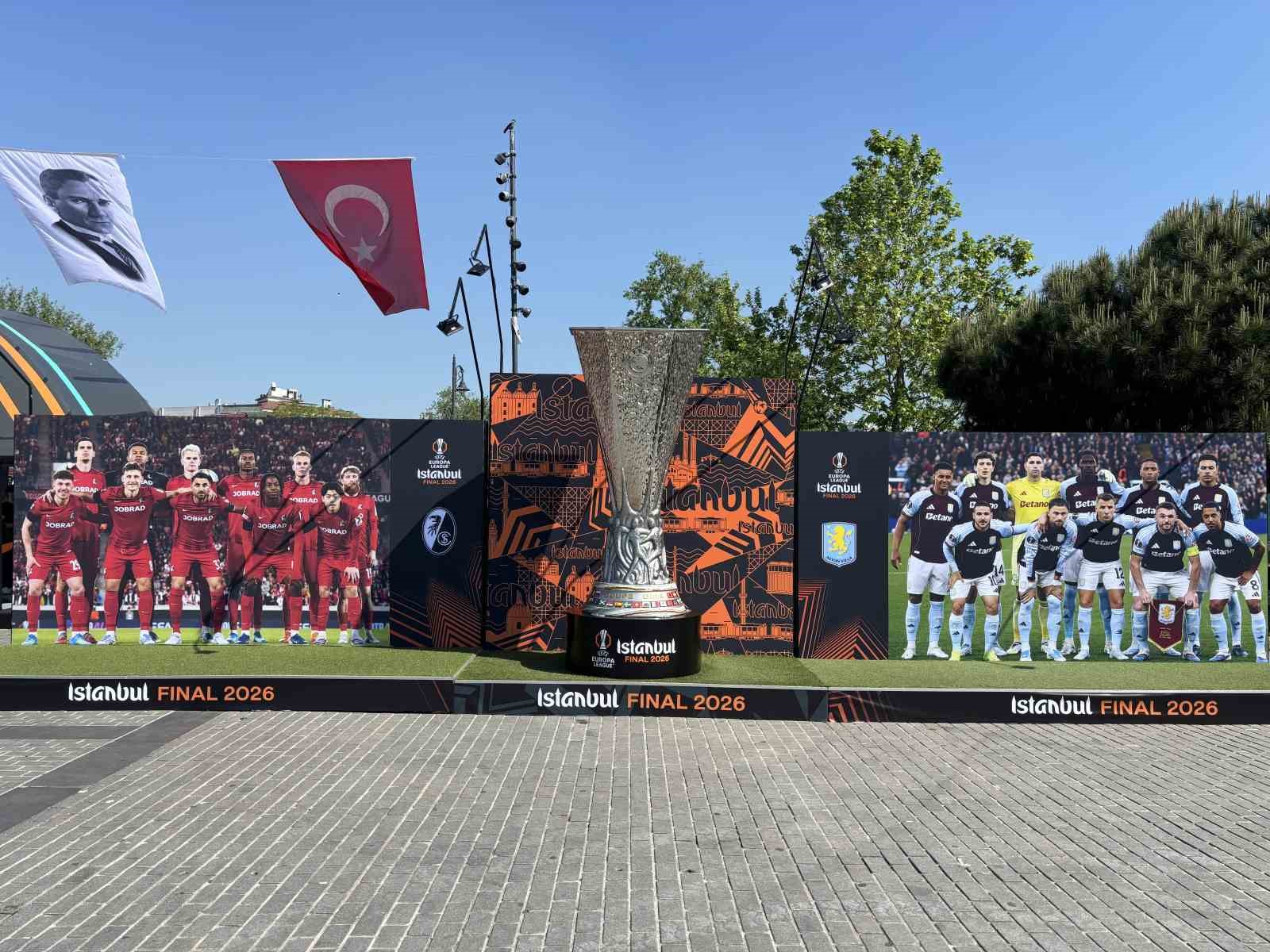 İlhan Mansız, UEFA Avrupa Ligi kupasını Beşiktaş Meydanı’na getirdi 5 ilhan mansiz uefa avrupa ligi kupasini besiktas meydanina getirdi 1 n8nghPqL