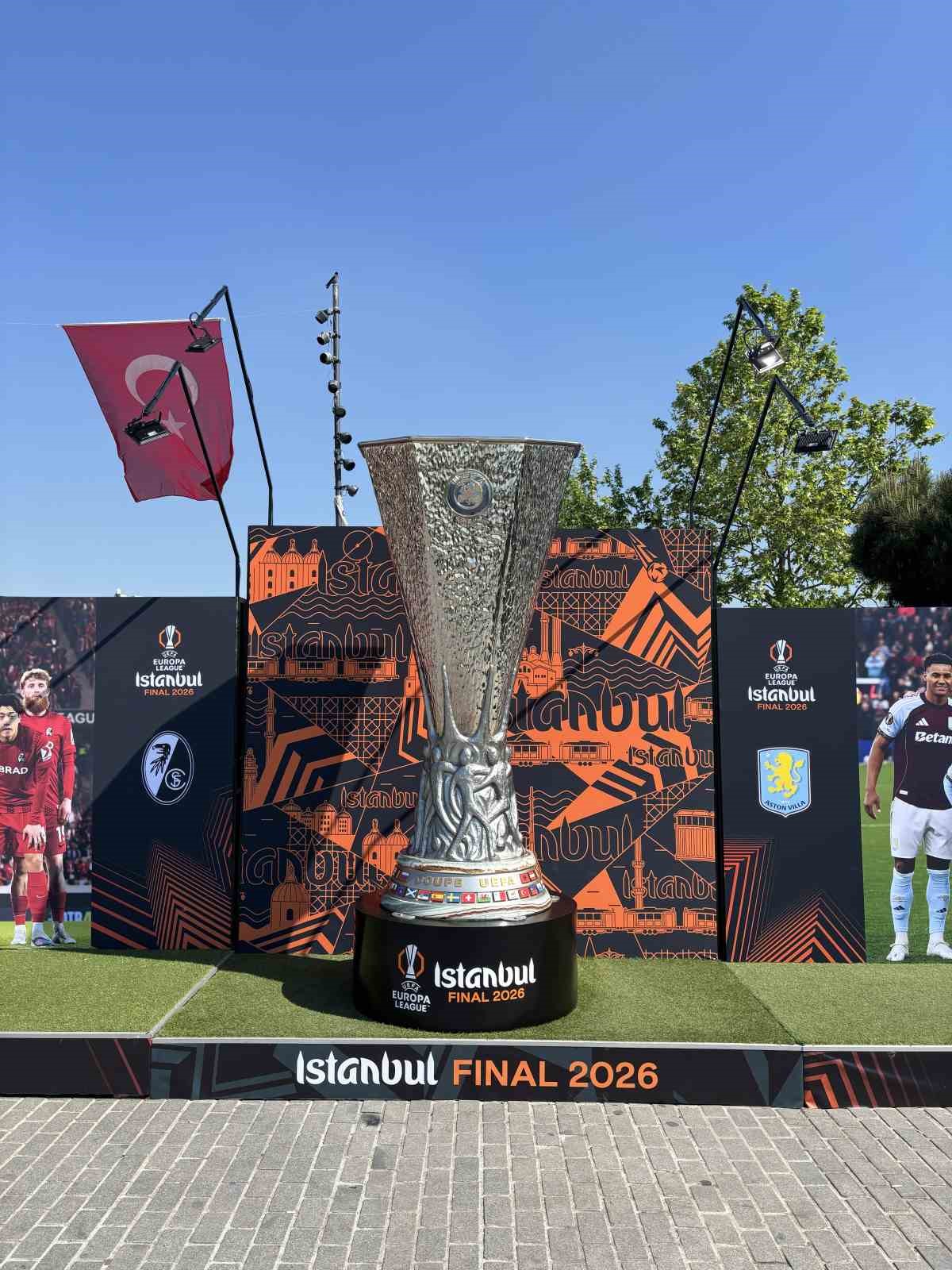 İlhan Mansız, UEFA Avrupa Ligi kupasını Beşiktaş Meydanı’na getirdi 6 ilhan mansiz uefa avrupa ligi kupasini besiktas meydanina getirdi 2 lDCsGZY2