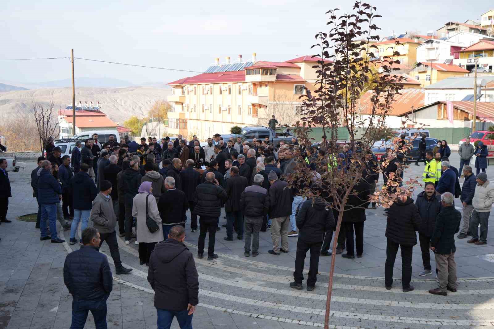 ilicte tum siyasi partilerin ve muhtarlarin ortak talebi copler altin madeni acilsin 1 eU8AjYOb
