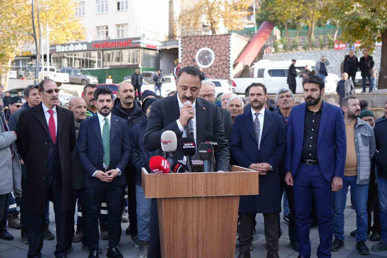ilicte tum siyasi partilerin ve muhtarlarin ortak talebi copler altin madeni acilsin 2 gTkEt7Rh