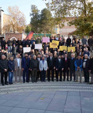 ilicte-tum-siyasi-partilerin-ve-muhtarlarin-ortak-talebi-copler-altin-madeni-acilsin-sETwfxam.jpg