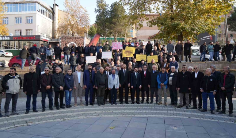 ilicte-tum-siyasi-partilerin-ve-muhtarlarin-ortak-talebi-copler-altin-madeni-acilsin-sETwfxam.jpg
