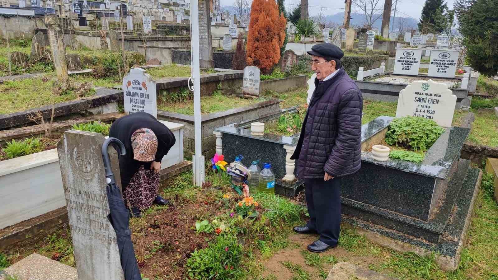 İlk bayramda hüzün: Sinem Topaloğlu’nun ailesi mezarı başında müebbet hapis cezası talep etti 5 ilk bayramda huzun sinem topaloglunun ailesi mezari basinda muebbet hapis cezasi talep etti 1 YtvwBJsG