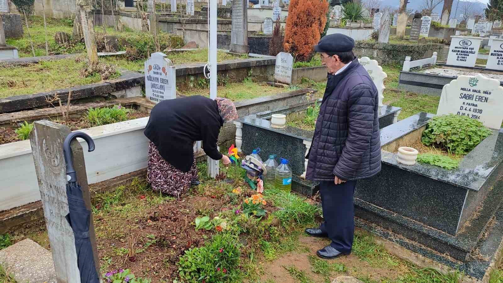 İlk bayramda hüzün: Sinem Topaloğlu’nun ailesi mezarı başında müebbet hapis cezası talep etti 6 ilk bayramda huzun sinem topaloglunun ailesi mezari basinda muebbet hapis cezasi talep etti 2 im8Tapcj