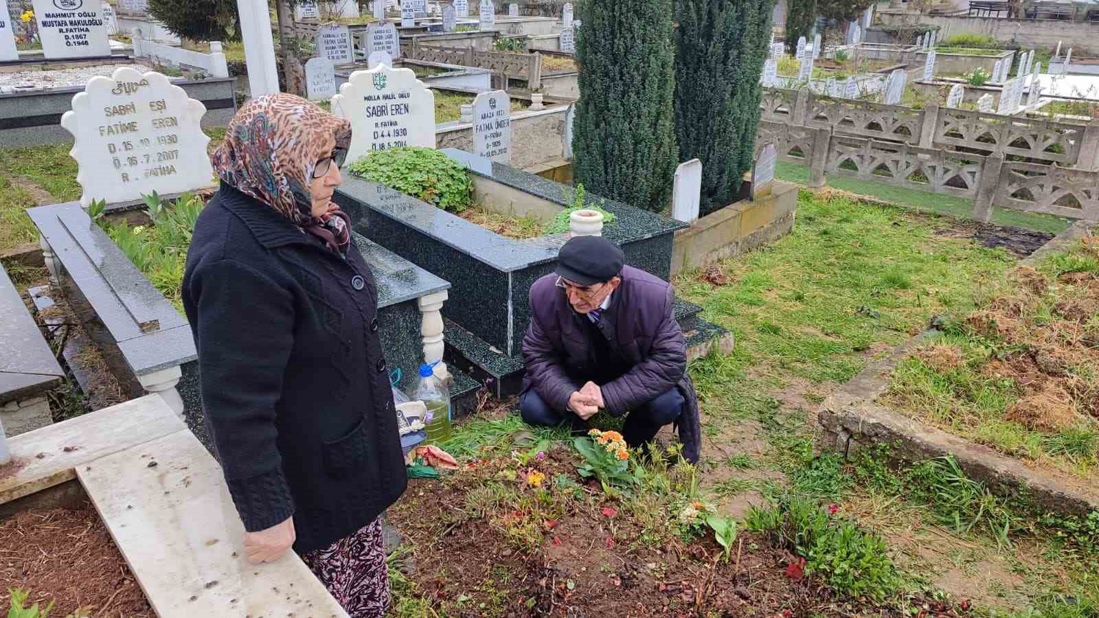 İlk bayramda hüzün: Sinem Topaloğlu’nun ailesi mezarı başında müebbet hapis cezası talep etti 7 ilk bayramda huzun sinem topaloglunun ailesi mezari basinda muebbet hapis cezasi talep etti 3