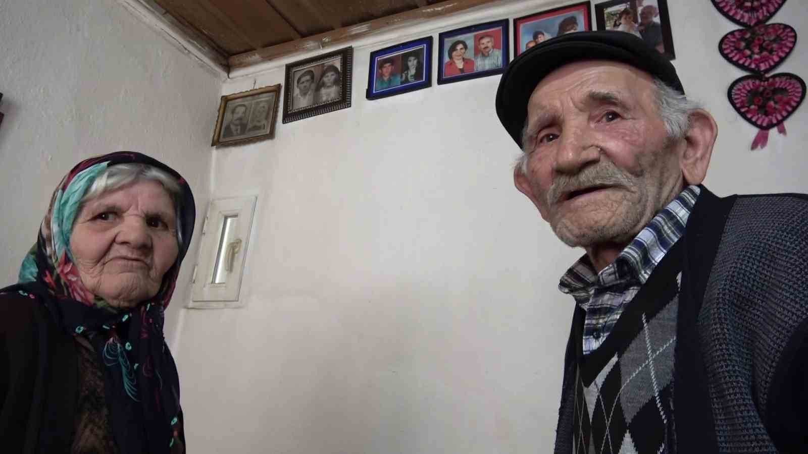 ilk gunku sevgiyle 67 yildir ayni yastiga bas koyuyorlar 2 XbhDvfN6