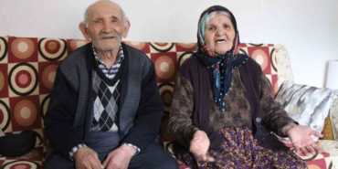 ilk-gunku-sevgiyle-67-yildir-ayni-yastiga-bas-koyuyorlar-FLJspdil.jpg