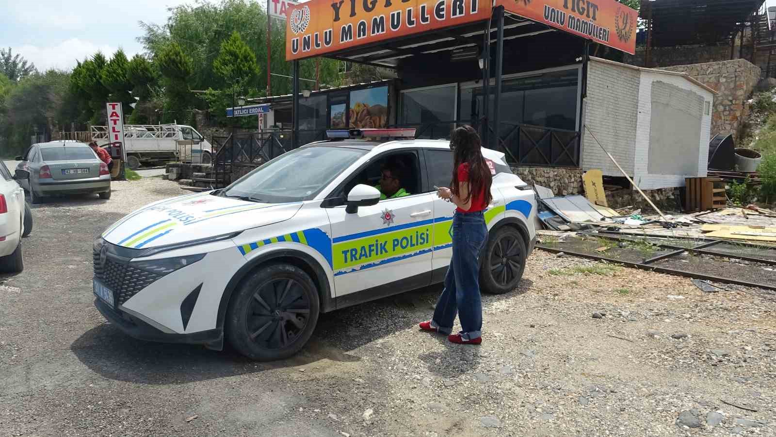 ilk kez ceza yiyen surucu 4 bin tllik hiz cezasi icin polis ekiplerini tebrik VbuLt57l