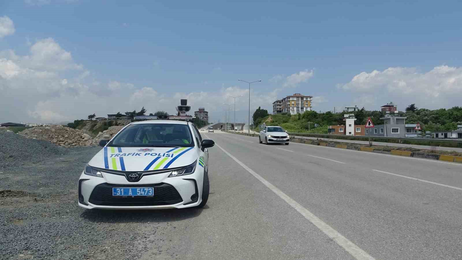 ilk kez ceza yiyen surucu 4 bin tllik hiz cezasi icin polis ekiplerini tebrik jGmv5Dyn