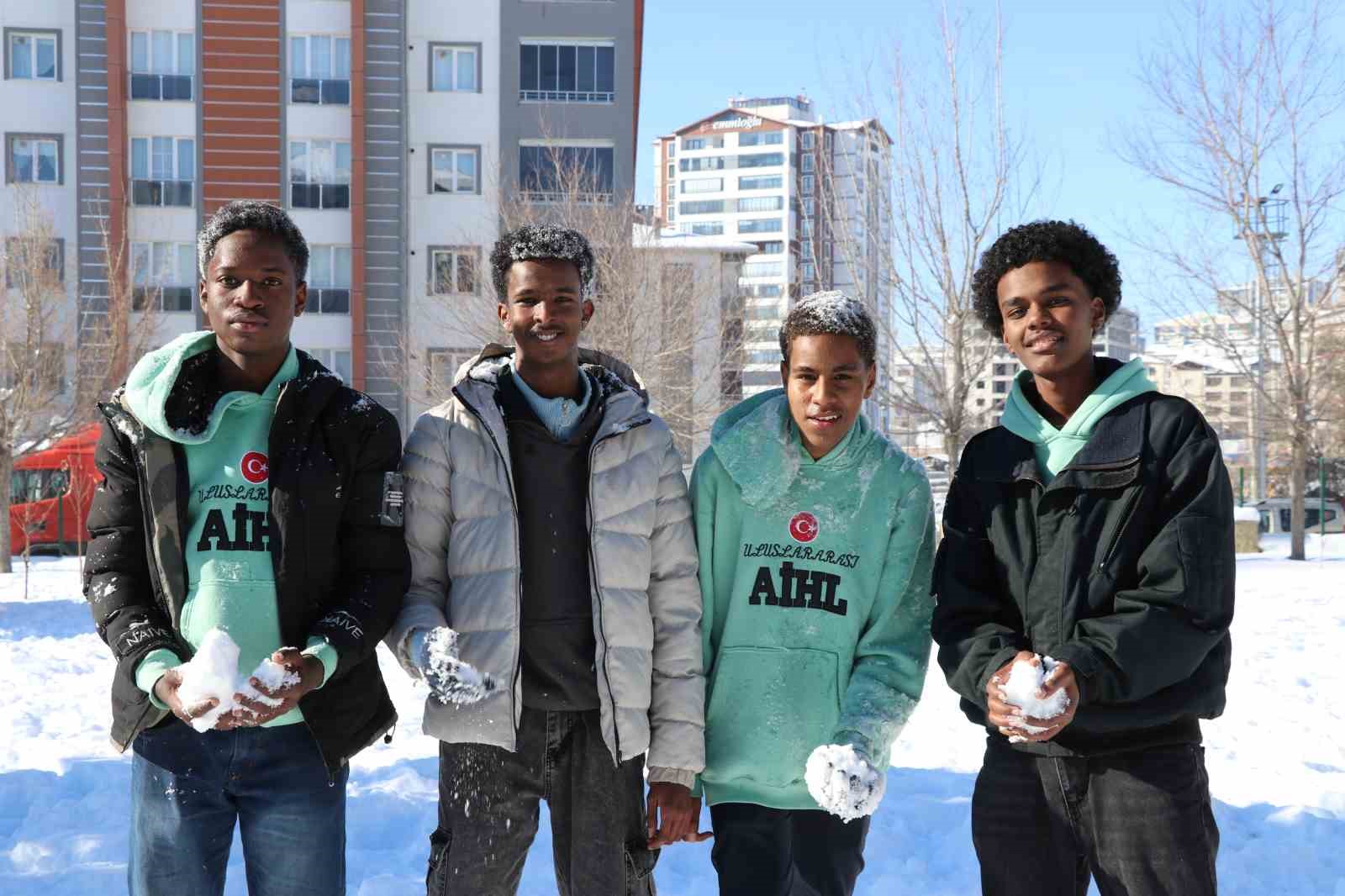ilk kez karla tanisan afrikali ogrenciler doyasiya eglendi 2 557FezJm